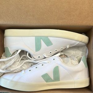 New in box Veja esplar canvas sneaker matcha mint